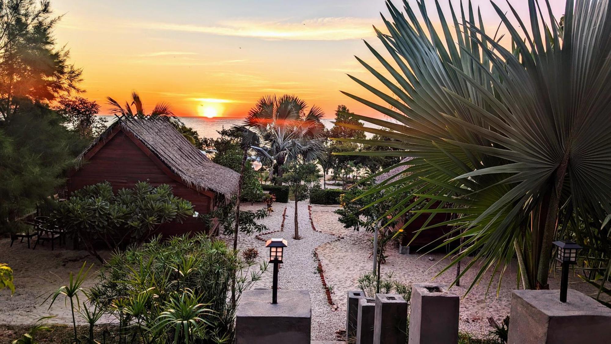 Ampazony Oasis Lodge Mahajanga Zewnętrze zdjęcie